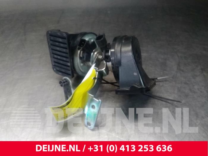 Używane Klakson Volvo XC90 II 2.0 T8 16V Twin Engine AWD Cena € 40,00 Procedura marży oferowane przez van Deijne Onderdelen Uden B.V.