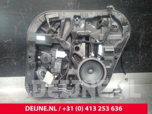Używane Mechanizm szyby prawej tylnej wersja 4-drzwiowa Volvo XC90 II 2.0 T8 16V Twin Engine AWD Cena € 200,00 Procedura marży oferowane przez van Deijne Onderdelen Uden B.V.