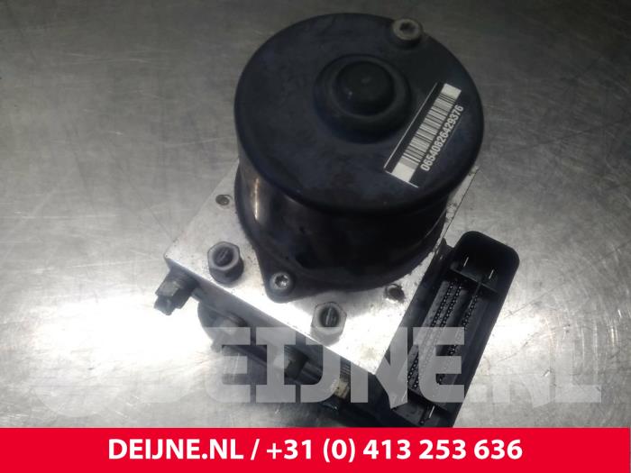 Używane Pompa ABS Volvo C70 (MC) 2.4i 20V Cena € 65,00 Procedura marży oferowane przez van Deijne Onderdelen Uden B.V.
