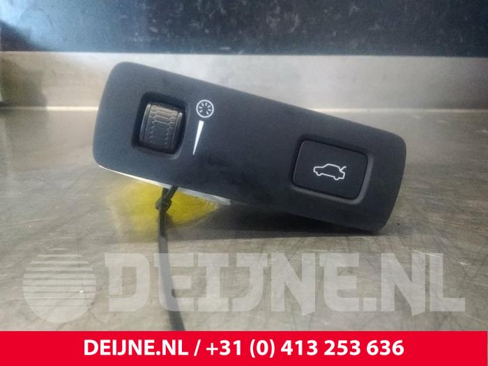Używane Przelacznik Volvo XC90 II 2.0 D5 16V AWD Cena € 15,00 Procedura marży oferowane przez van Deijne Onderdelen Uden B.V.