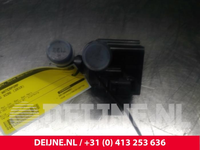 Begagnade Extra vattenpump Volvo XC90 II 2.0 D5 16V AWD Pris € 50,00 Marginaltabell erbjuds av van Deijne Onderdelen Uden B.V.
