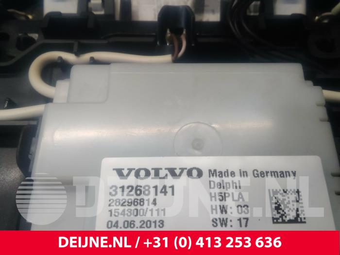 Luz interior delante de un Volvo V40 (MV) 1.6 D2 2014