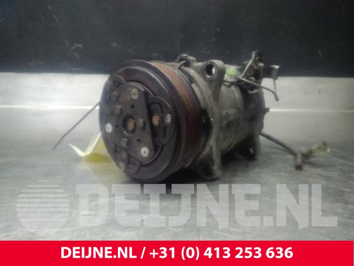Air conditioning pump from a Volvo 850 Estate 2.3i T-5 Turbo 20V 1995