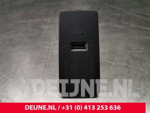 Używane Zlacze AUX/USB Volvo XC60 II (UZ) 2.0 D4 16V Cena € 45,00 Procedura marży oferowane przez van Deijne Onderdelen Uden B.V.