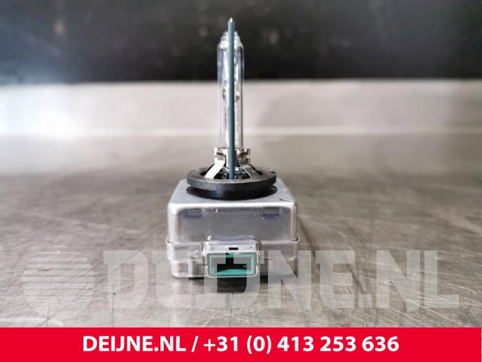 Xenon bulb from a Volvo V40 Cross Country (MZ) 1.6 D2 2015