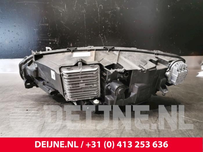 Headlight, right Volvo V90 II 2.0 D4 16V - 31468909 VOLVO