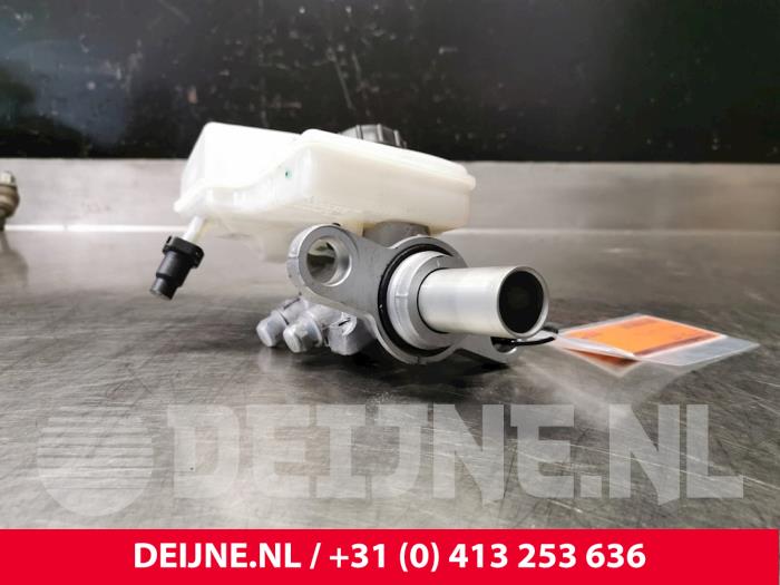 Master cylinder from a Volvo V90 II (PW) 2.0 D4 16V 2018