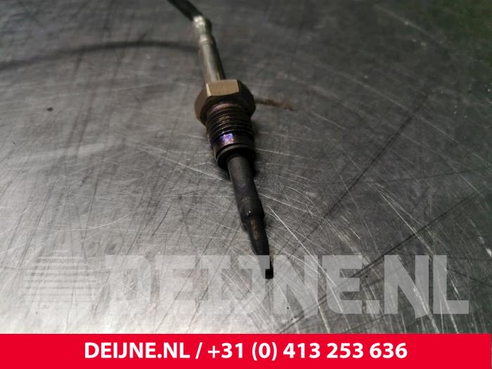 Engine temperature sensor from a Volvo V90 Cross Country (PZ) 2.0 D4 16V AWD 2019