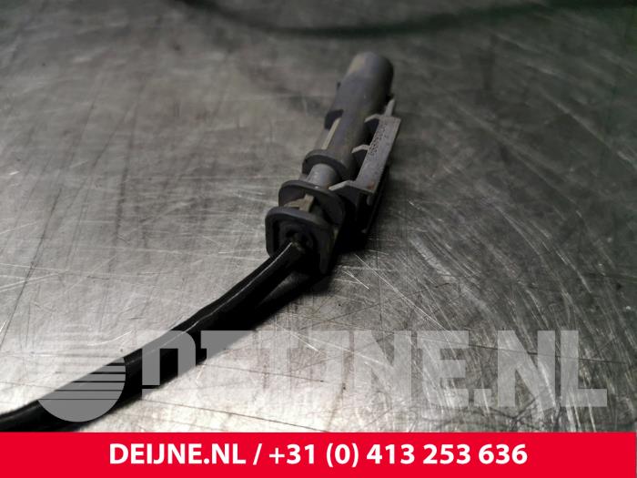 Engine temperature sensor from a Volvo V90 Cross Country (PZ) 2.0 D4 16V AWD 2019