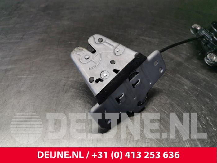 Tailgate lock mechanism from a Volvo XC90 II 2.0 D5 16V AWD 2016