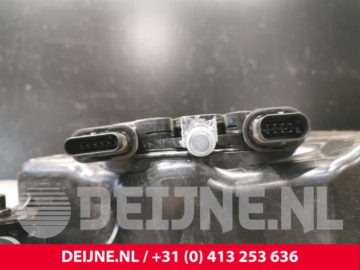 Depósito Adblue de un Volvo XC40 (XZ) 2.0 D3 16V 2019