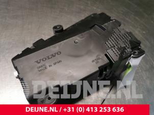Używane Wyswietlacz przezierny typu HUD Volvo XC90 II 2.0 D5 16V AWD Cena € 275,00 Procedura marży oferowane przez van Deijne Onderdelen Uden B.V.