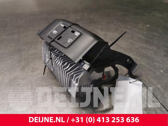 Używane Przetwornica Volvo XC90 II 2.0 D5 16V AWD Cena € 50,00 Procedura marży oferowane przez van Deijne Onderdelen Uden B.V.
