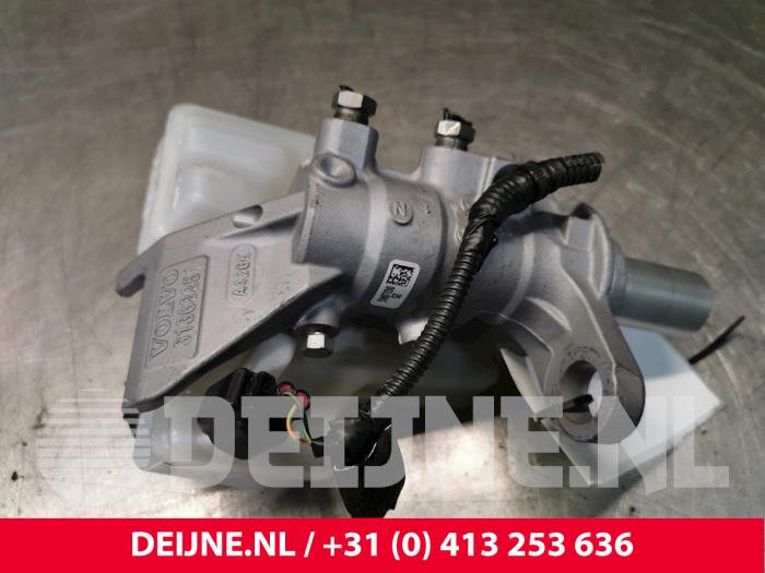 Master cylinder from a Volvo XC90 II 2.0 D5 16V AWD 2016