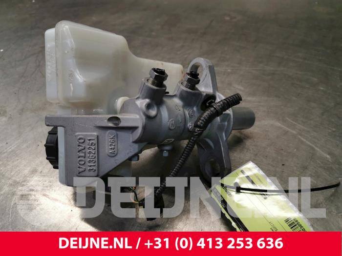 Master cylinder from a Volvo XC90 II 2.0 D5 16V AWD 2016