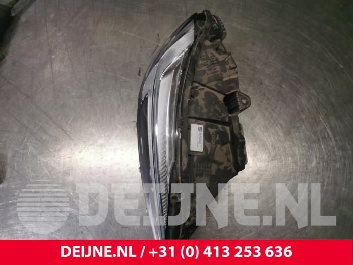 Headlight, right Volvo V90 II 2.0 T5 16V Polestar - 32228683 VOLVO