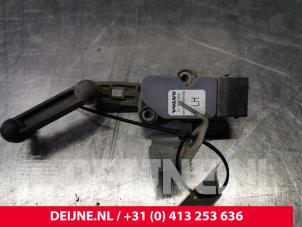 Usagé Régulateur d'hauteur Xenon Volvo XC90 II 2.0 D5 16V AWD Prix € 50,00 Règlement à la marge proposé par van Deijne Onderdelen Uden B.V.