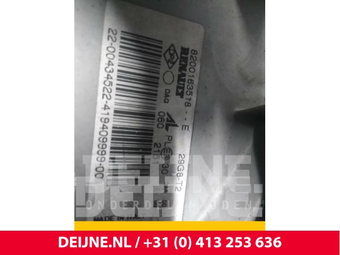 Optique avant principal droit d'un Renault Master III (FD/HD) 2.5 dCi 16V 100 2008