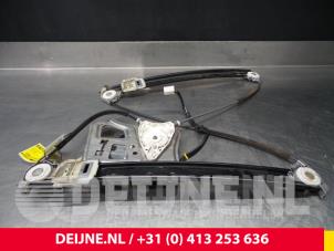 Używane Mechanizm szyby prawej przedniej wersja 4-drzwiowa Mercedes S (W220) 3.2 S-320 18V Cena € 35,00 Procedura marży oferowane przez van Deijne Onderdelen Uden B.V.