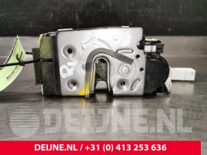 Gebrauchte Türschlossmechanik 2-türig rechts Volkswagen Crafter 2.0 TDI 16V Preis € 24,20 Mit Mehrwertsteuer angeboten von van Deijne Onderdelen Uden B.V.