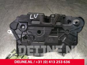 Używane Mechanizm blokady drzwi lewych przednich wersja 4-drzwiowa Seat Ibiza ST (6J8) 1.2 TDI Ecomotive Cena € 20,00 Procedura marży oferowane przez van Deijne Onderdelen Uden B.V.