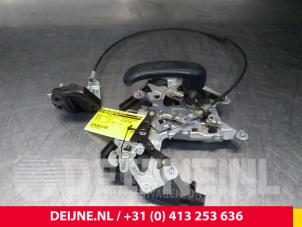 Used Rear door lock mechanism 4-door, left Hyundai H-300 2.5 CRDi Price € 48,40 Inclusive VAT offered by van Deijne Onderdelen Uden B.V.