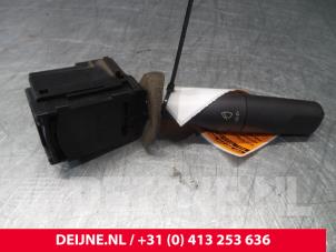 Używane Przelacznik wycieraczki Peugeot Partner 1.9 D Cena € 6,05 Z VAT oferowane przez van Deijne Onderdelen Uden B.V.