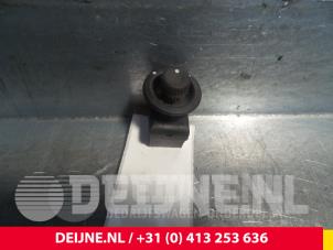 Usados Interruptor de retrovisor Opel Movano Combi 2.8 DTI Precio € 12,10 IVA incluido ofrecido por van Deijne Onderdelen Uden B.V.