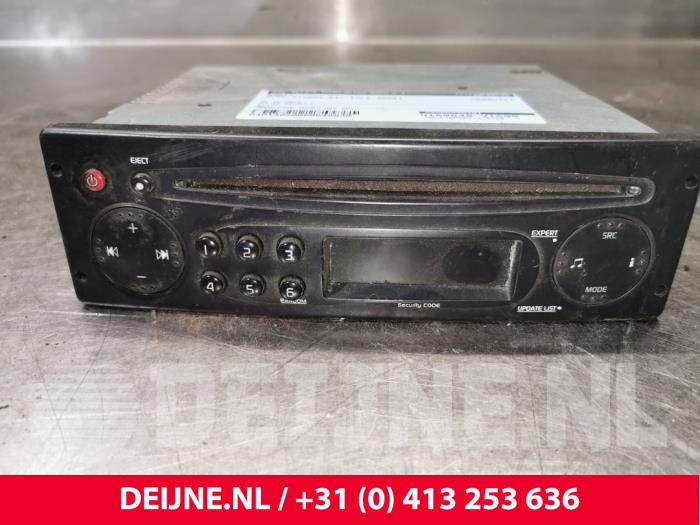 Radio van een Opel Vivaro 2.0 CDTI 2009