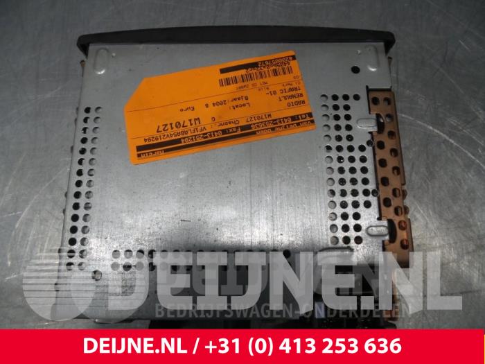 Używane Radio Renault Trafic New (FL) 1.9 dCi 82 16V Cena € 60,50 Z VAT oferowane przez van Deijne Onderdelen Uden B.V.