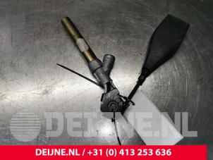 Gebrauchte Sicherheitsgurt Schließe Mitte vorne Renault Trafic New (FL) 1.9 dCi 100 16V Preis auf Anfrage angeboten von van Deijne Onderdelen Uden B.V.