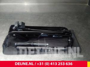 Gebrauchte Wagenheber- Set Opel Corsa D 1.4 16V Twinport Preis € 31,00 Margenregelung angeboten von van Deijne Onderdelen Uden B.V.