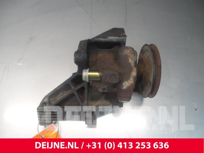 Usagé Pompe direction assistée Volkswagen Caddy II (9K9A) 1.9 SDI Prix € 90,75 Prix TTC proposé par van Deijne Onderdelen Uden B.V.