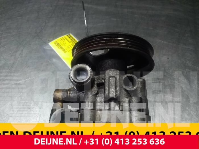 Usagé Pompe de direction Nissan Vanette (C23) 1.6 E/Cargo 16V Prix € 48,40 Prix TTC proposé par van Deijne Onderdelen Uden B.V.