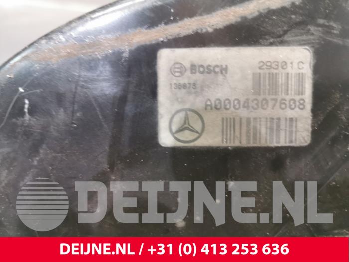 Brake servo from a Mercedes-Benz Vito (638.0) 2.2 CDI 108 16V 2000