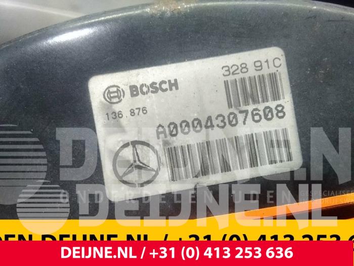 Bromsservo från en Mercedes-Benz Vito (638.1/2) 2.2 CDI 108 16V 2000