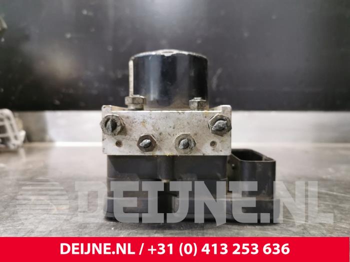 Używane Pompa ABS Ford Transit Connect 1.8 TDCi 90 DPF Cena € 12,10 Z VAT oferowane przez van Deijne Onderdelen Uden B.V.