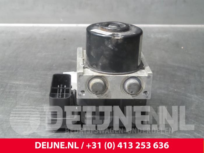 Używane Pompa ABS Ford Transit Connect 1.8 Tddi Cena € 24,20 Z VAT oferowane przez van Deijne Onderdelen Uden B.V.