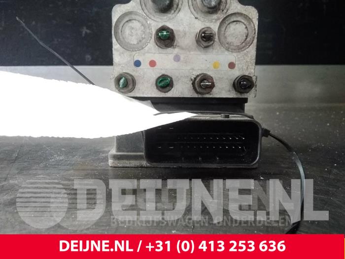 ABS-pump från en Opel Vivaro 1.9 DTI 16V 2002