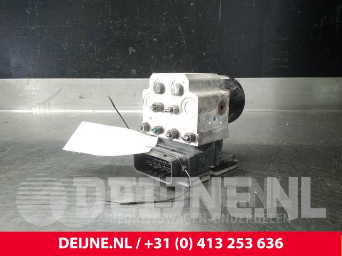 ABS-pump från en Opel Vivaro 1.9 DTI 16V 2002