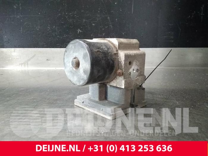 Usagé Pompe ABS Opel Vivaro 1.9 DTI 16V Prix € 121,00 Prix TTC proposé par van Deijne Onderdelen Uden B.V.