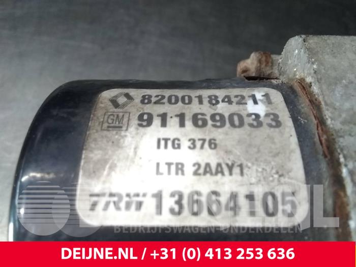 ABS-pump från en Opel Vivaro 1.9 DTI 16V 2002
