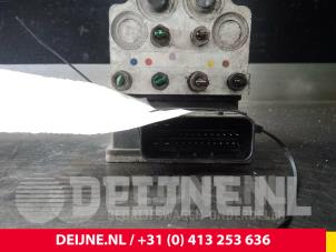 ABS-pump från en Opel Vivaro 1.9 DTI 16V 2002