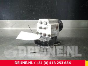ABS-pump från en Opel Vivaro 1.9 DTI 16V 2002