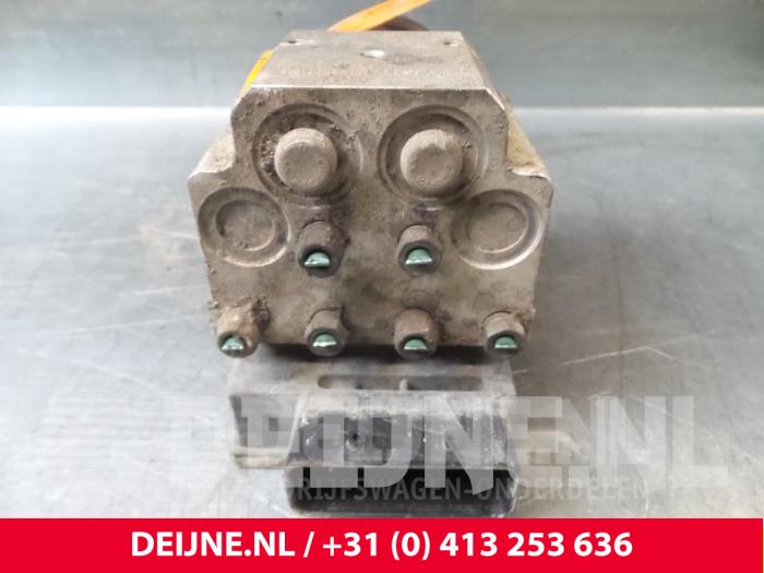 Używane Pompa ABS Opel Movano (4A1; 4A2; 4B2; 4B3; 4C2; 4C3) 2.5 CDTI 16V DPF Cena € 199,65 Z VAT oferowane przez van Deijne Onderdelen Uden B.V.