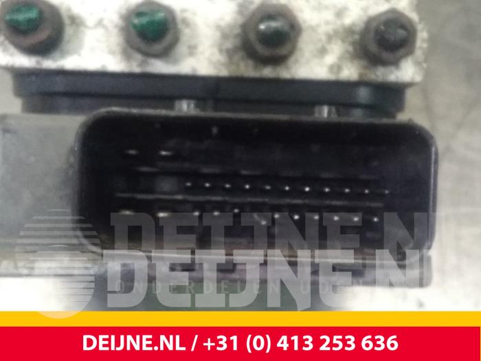 Używane Pompa ABS Renault Trafic New (FL) 1.9 dCi 82 16V Cena € 96,80 Z VAT oferowane przez van Deijne Onderdelen Uden B.V.