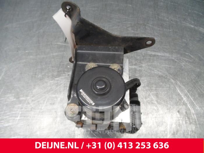 Używane Pompa ABS Renault Master II (FD/HD) 2.2 dCi 16V Cena € 30,25 Z VAT oferowane przez van Deijne Onderdelen Uden B.V.