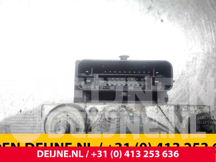 Używane Pompa ABS Renault Master III (MA/MB/MC/MD/MH/MF/MG/MH) 2.3 dCi 16V Cena € 30,25 Z VAT oferowane przez van Deijne Onderdelen Uden B.V.