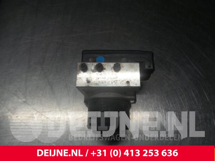 Begagnade ABS-pump Toyota HiAce II 2.5 D4-D 117 Kat. Pris € 24,20 Inklusive moms erbjuds av van Deijne Onderdelen Uden B.V.