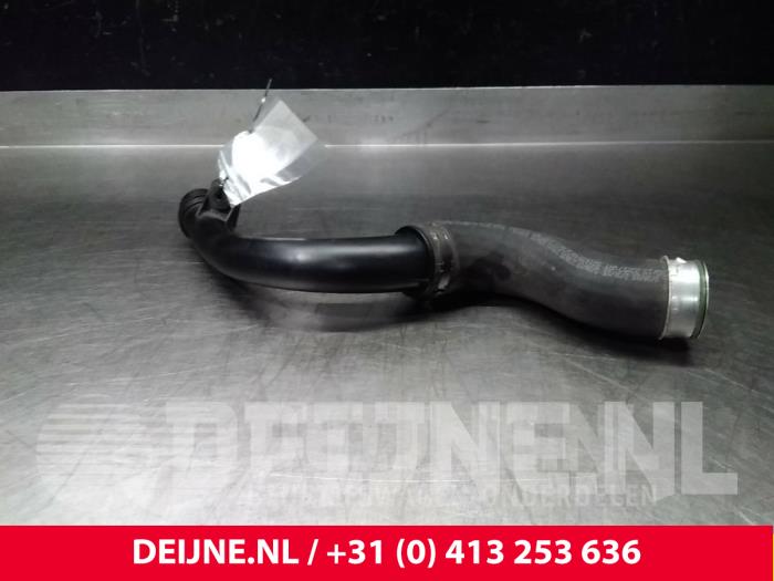 Usagé Tube intercooler Volkswagen Transporter T6 2.0 TDI DRF Prix € 12,10 Prix TTC proposé par van Deijne Onderdelen Uden B.V.